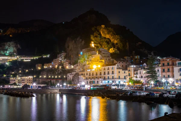 Amalfi, Itália - 31.10.2019: Vista noturna da paisagem urbana de Amalfi em co — Fotografia de Stock