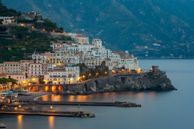 Sabahları Akdeniz kıyısındaki Amalfi şehri, ben...