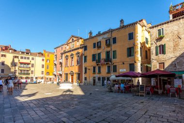 Venedik, İtalya - 15.08.2018: Eski tarihi evler ve inek evleri