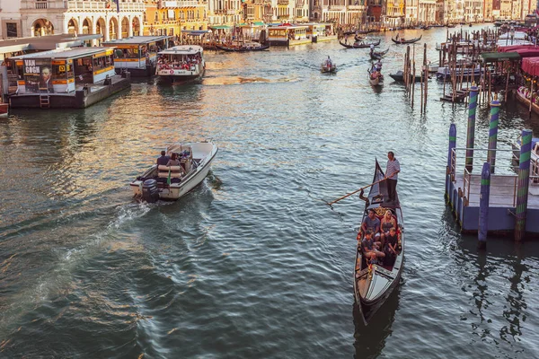 Venedik, İtalya - 17.08.2018: t üzerinde renkli binalar ve gondollar — Stok fotoğraf