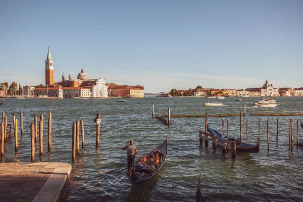 Venedig, italien - 15.08.2018: gondeln und insel st. george vi — Stockfoto