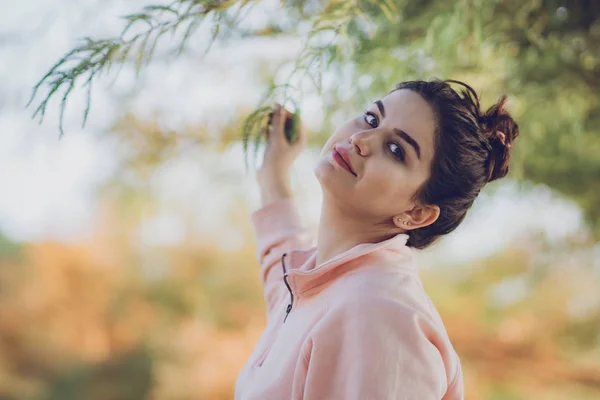 Retrato de uma menina bonita no parque, horário de outono . — Fotografia de Stock