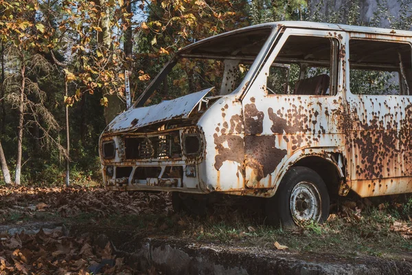 Old abandoned rusty car in a park. — Stock Photo, Image