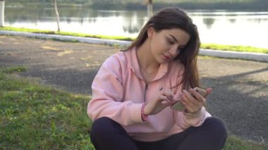 Gölün yanındaki parkta telefonu olan güzel bir kız..