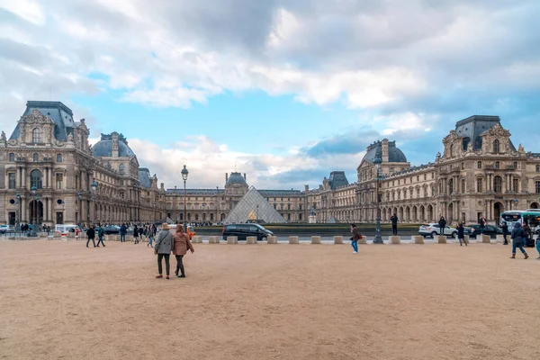 Párizs, Franciaország - 17.01.2019: Louvre Múzeum és Place de la Concor — Stock Fotó