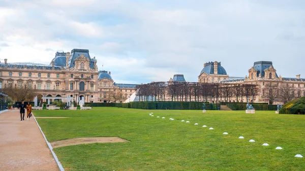 París, Francia - 17.01.2019: Museo del Louvre y Place de la Concor —  Fotos de Stock
