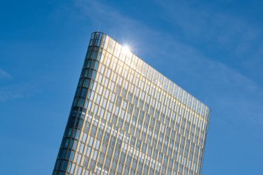 Viyana 'da gökdelen Arkaplanda mavi gökyüzü.