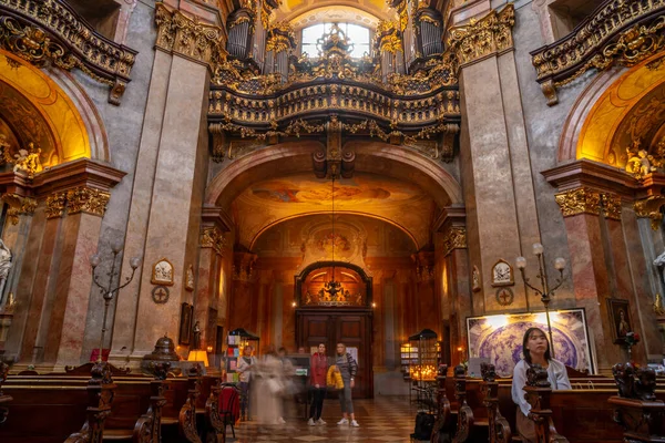Viena, Austria - 25.10.2019: interior de San Pedro Peterskirche —  Fotos de Stock
