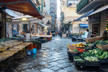 Napoli, İtalya - 30,10.2019: Str 'nin ortasında gıda pazarı