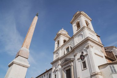 Santissima Trinita dei Monti Kilisesi ve Antik Mısır dikilitaşları