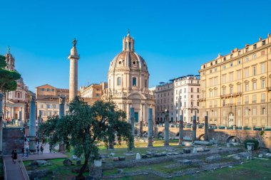 Trajan 'ın köşe yazısı ve Bazilika Ulpia ile Trajan' ın Forumu. Roma.