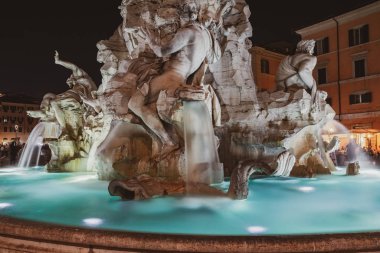 Çeşme gece Piazza Navona Roma, İtalya