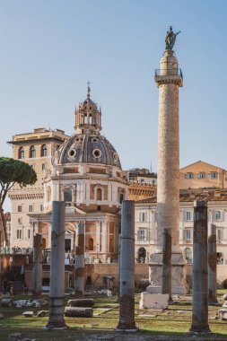 Trajan 'ın köşe yazısı ve Bazilika Ulpia ile Trajan' ın Forumu. Roma.