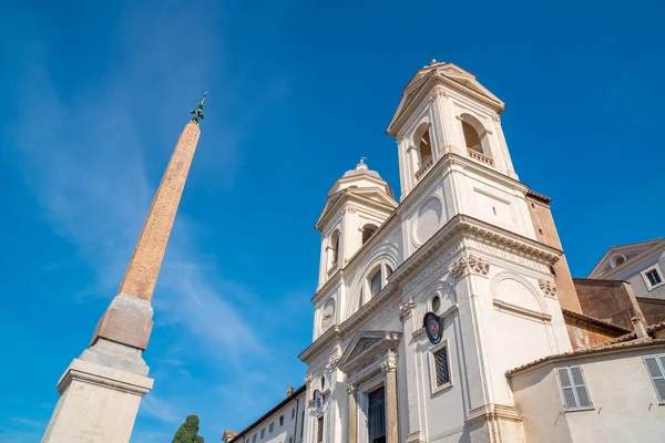 Santissima Trinita dei Monti Kilisesi ve Antik Mısır dikilitaşları
