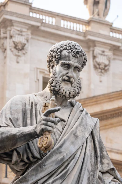 Detalle de la estatua de San Pedro en la Ciudad del Vaticano — Foto de Stock