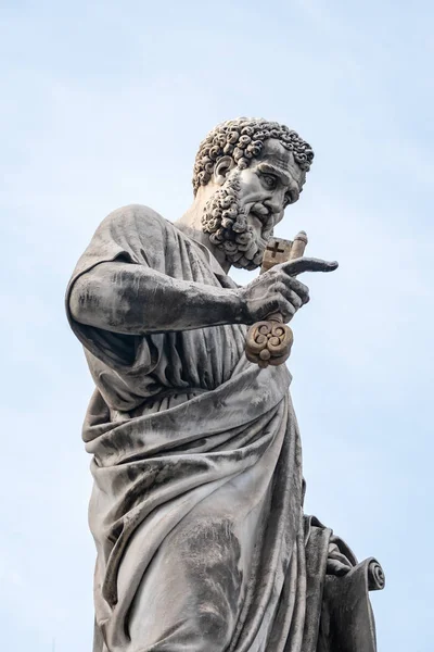 Detail van het standbeeld Sint Pieter in Vaticaanstad — Stockfoto