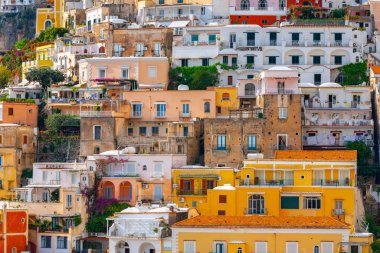 Positano 'nun renkli evleri Amalfi sahili boyunca, teraslı evler,
