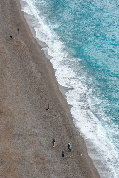 Überblick über die Küste von Positano. Weiche Wellen am Sandstrand. — Stockfoto