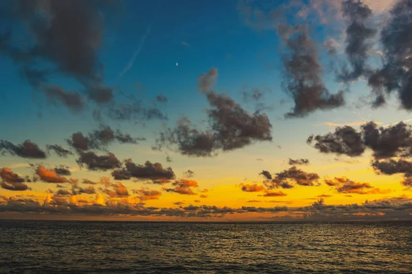 Pôr-do-sol maravilhoso na costa de Amalfi. Positano resort . — Fotografia de Stock