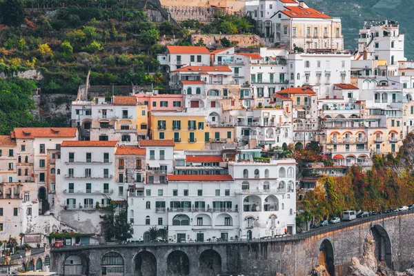 Mooie kleurrijke huizen in Amalfi. Amalfikust. — Stockfoto