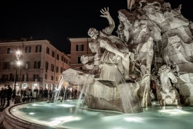 Çeşme gece Piazza Navona Roma, İtalya