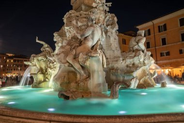 Çeşme gece Piazza Navona Roma, İtalya