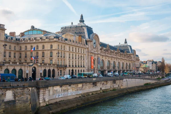 París, Francia - 16.01.2019: El Museo de Orsay es un museo con grandes dimensiones — Foto de Stock