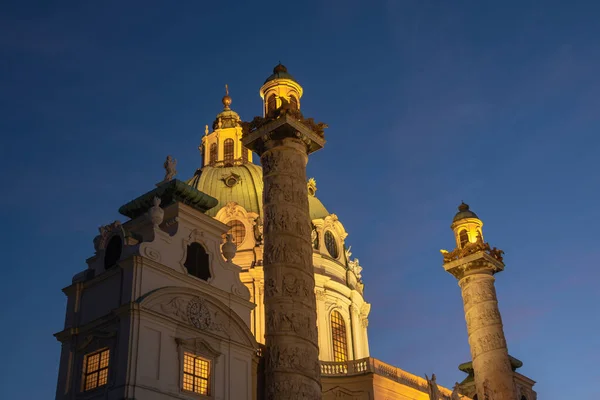 Karlskirche ou a Igreja de São Carlos - uma de igrejas famosas em — Fotografia de Stock