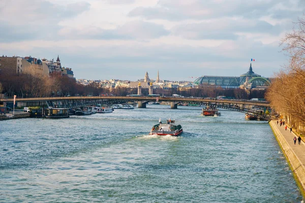 Paris, França - 16.01.2019: Ponte sobre o rio Siene . — Fotografia de Stock