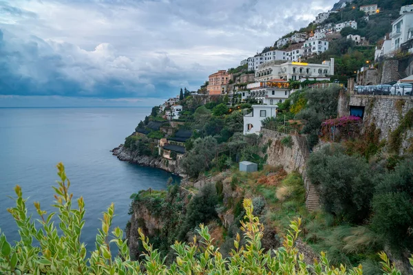 Sabahları Akdeniz kıyısındaki Amalfi şehri, ben... — Stok fotoğraf