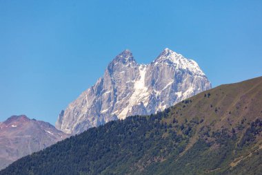 Ushba Dağı'nın manzarası. Ushba t en önemli zirvelerinden biridir