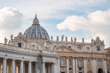 Vatikan (Roma), İtalya - 28.10.2019: St. Peter Meydanı önünde 