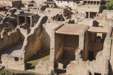 V 'den sonra volkanik tozla kaplanmış Herculaneum kalıntıları.