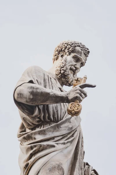 Detail van het standbeeld Sint Pieter in Vaticaanstad — Stockfoto