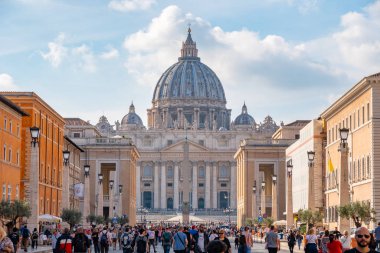 Vatikan (Roma), İtalya - 28.10.2019: St. Peter Meydanı önünde 