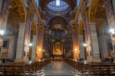 Roma, İtalya - 27.10.2019: Roma 'daki Altar Frescos Bazilikası Saint Ambrogio Carlo al Corso Bazilika Kilisesi. Seyahat.