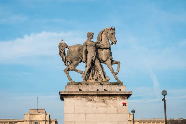 Paris, Pont Dwight 'daki Roma savaşçısının binicilik heykeli. — Stok fotoğraf