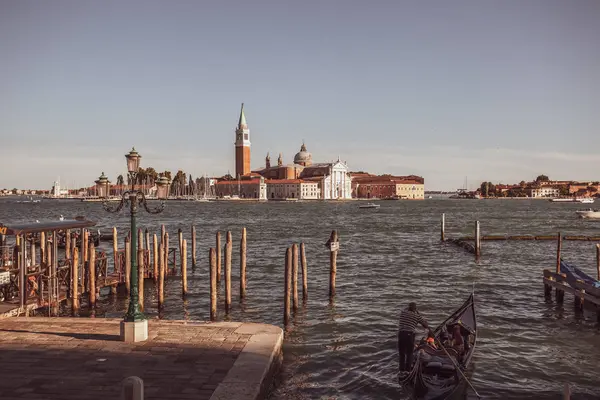 Veneza, Itália - 15.08.2018: gôndolas e ilha de São Jorge vi — Fotografia de Stock