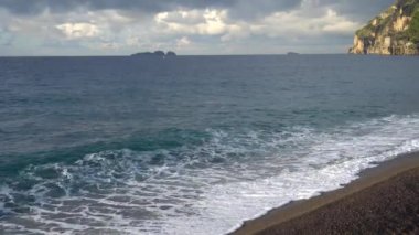 Positano Sahilinde Su Sıçratan Güzel Dalgalar. Deniz Burnu. Doğa. İtalya.