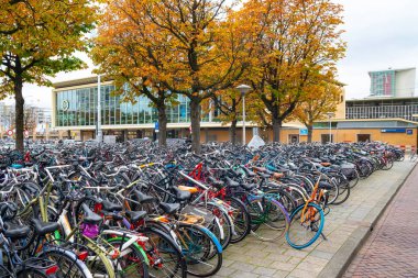 Eindhoven, Hollanda - 12.10.2019: Cen 'de park bisikletleri
