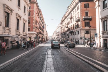 Roma, İtalya - 27.10.10.2019: Roma sokakları, trafik ve halk faaliyetleri