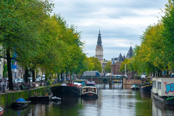 Amsterdam, Netherlands - 15.10.2019: cityscape of Amsterdam in c — ストック写真