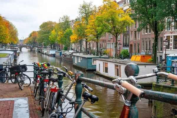 Amsterdam, Nederland - 15.10.2019: Stadsgezicht van Amsterdam in c. — Stockfoto