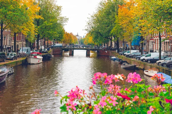 Амстердам, Нидерланды - 15.10.2019: город Амстердам в c — стоковое фото