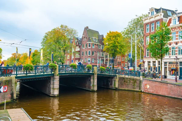 Amsterdam, Paesi Bassi - 15.10.2019: paesaggio urbano di Amsterdam in c — Foto Stock
