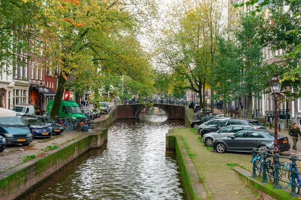 Amsterdam, Nederland - 15.10.2019: Stadsgezicht van Amsterdam in c. — Stockfoto