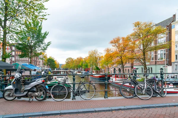 Amsterdam, Paesi Bassi - 15.10.2019: paesaggio urbano di Amsterdam in c — Foto Stock
