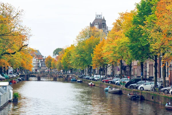 Άμστερνταμ, Κάτω Χώρες - 15.10.2019: αστικό τοπίο του Άμστερνταμ — Φωτογραφία Αρχείου
