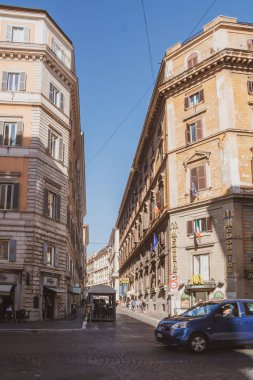 Roma, İtalya - 27.10.10.2019: Roma sokakları, trafik ve halk faaliyetleri