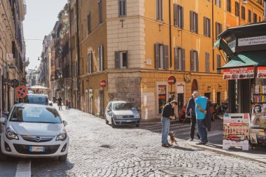 Roma, İtalya - 27.10.10.2019: Roma sokakları, trafik ve halk faaliyetleri